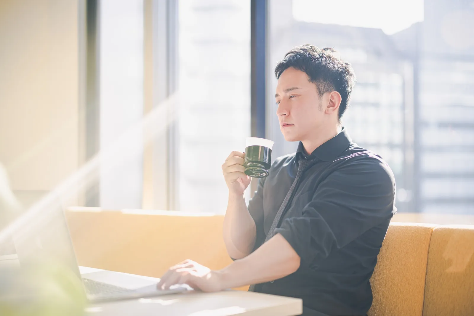 カフェでパソコンに向かうキャリア志向の男性