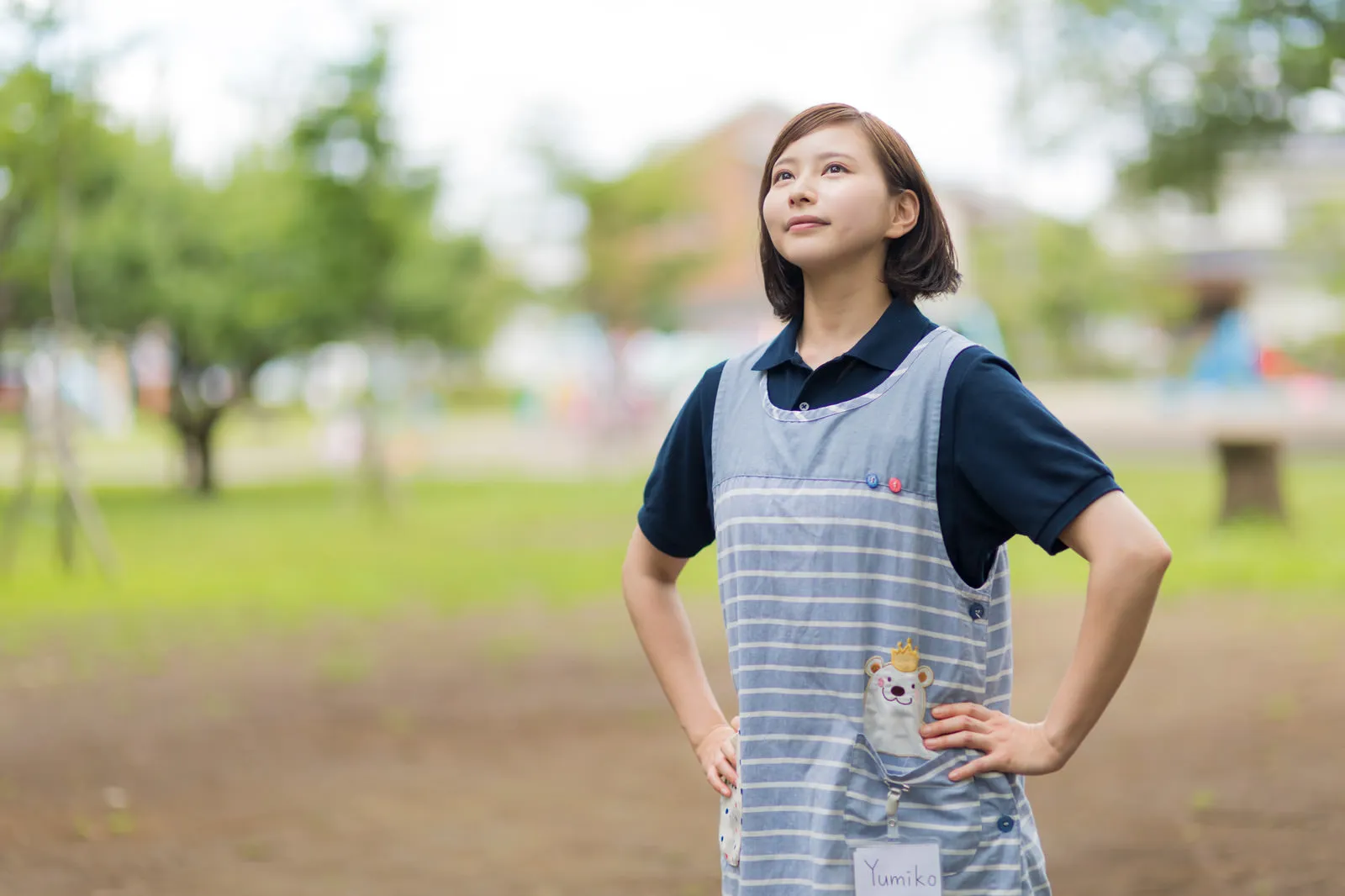 婚活の不安から解放され前向きに空を見上げる女性